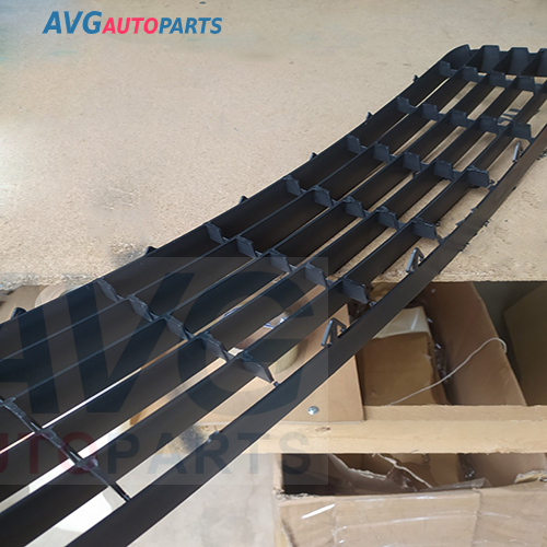 Бампер передний решетка центр. (4 полосы) 10/03-11/08 (сломана) смотрите фото